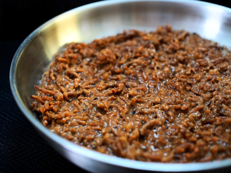 Muu kasvijauhis ruskeakastikkeessa