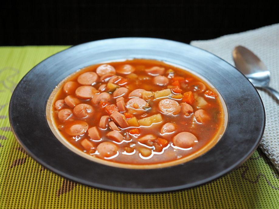 Punainen Nakkikeitto