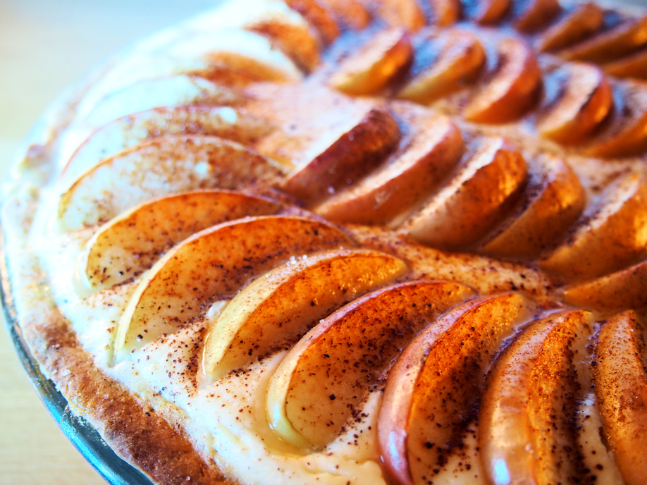 Omenapiirakka vaniljarahkatäytteellä