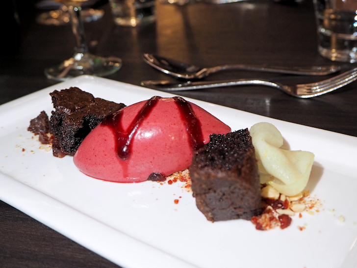 Kylmäsavustettua mustaherukkajäätelöä