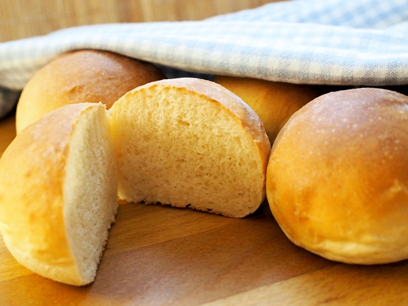 Pehmoiset vehnäsämpylät