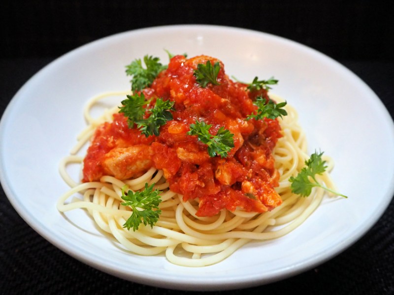 Tomaattinen lohipasta