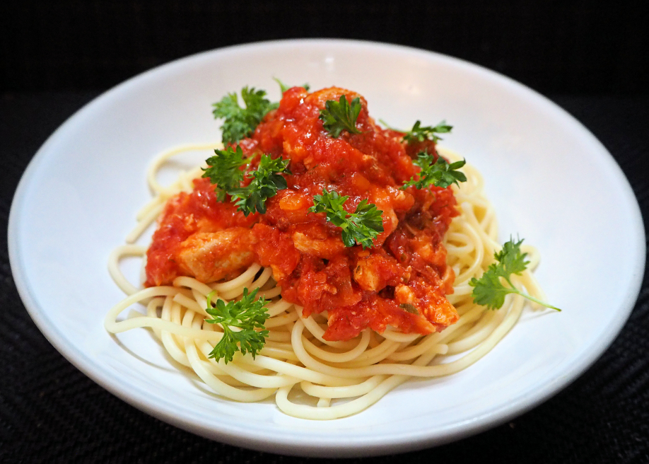 Tomaattinen lohipasta