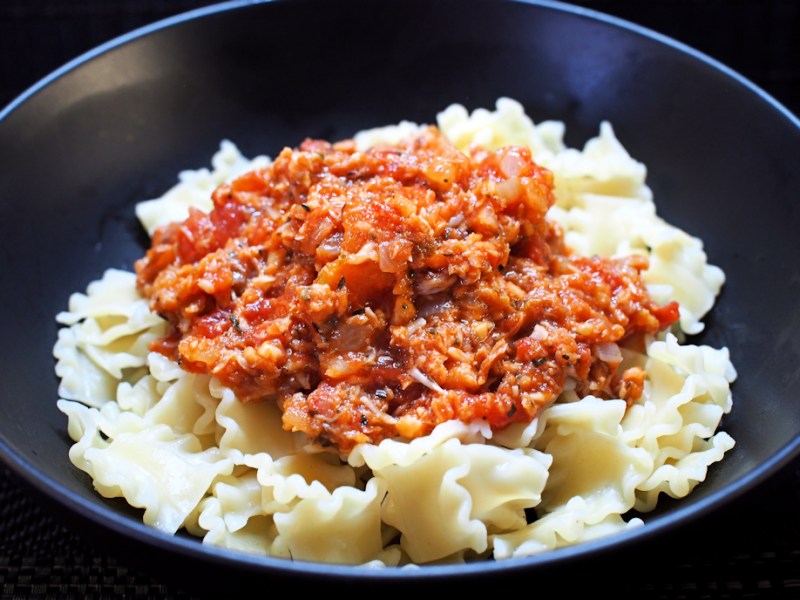 Helppo kastike luonnonkalasäilykkeestä