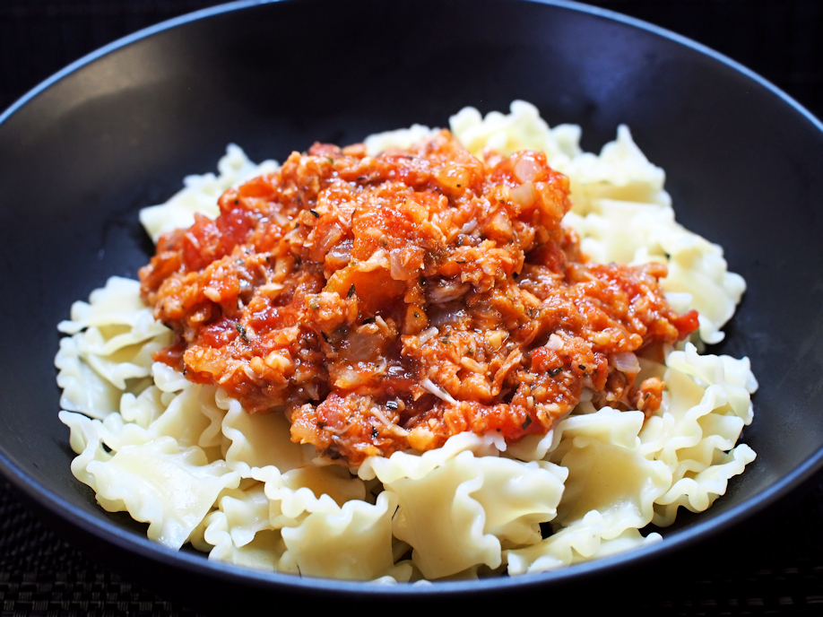 Helppo kastike luonnonkalasäilykkeestä