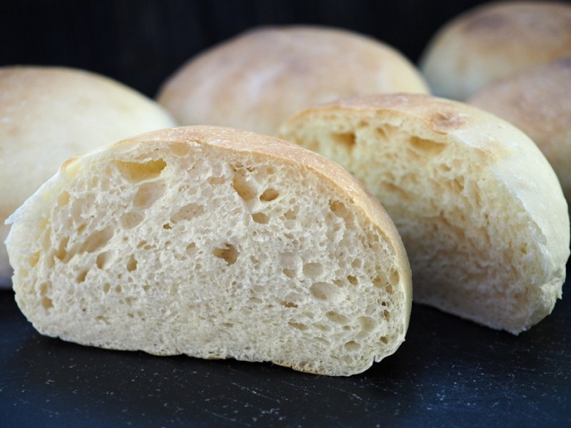 Pehmeät ”yön yli”&nbsp;vehnäsämpylät