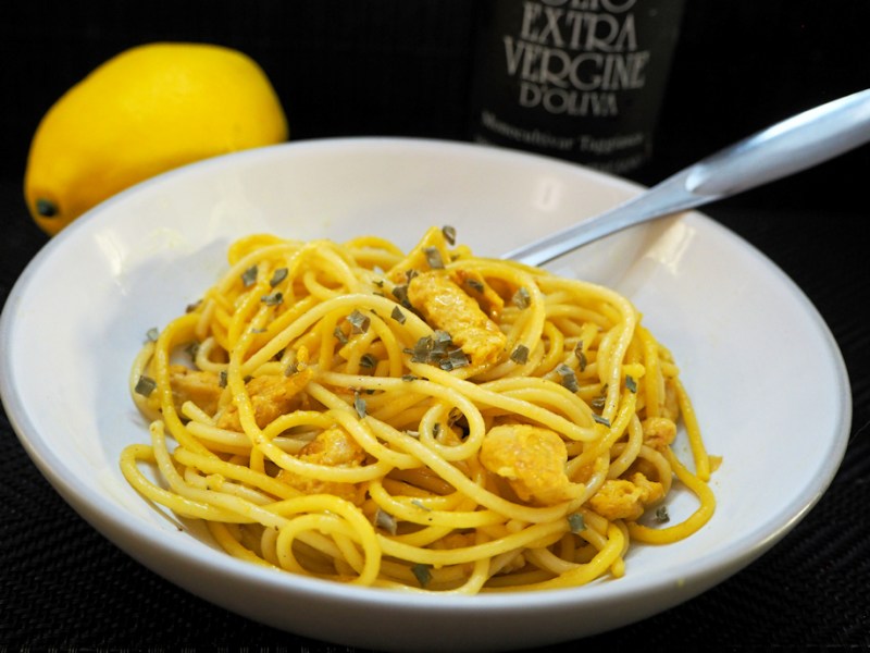 Keltainen broileripasta