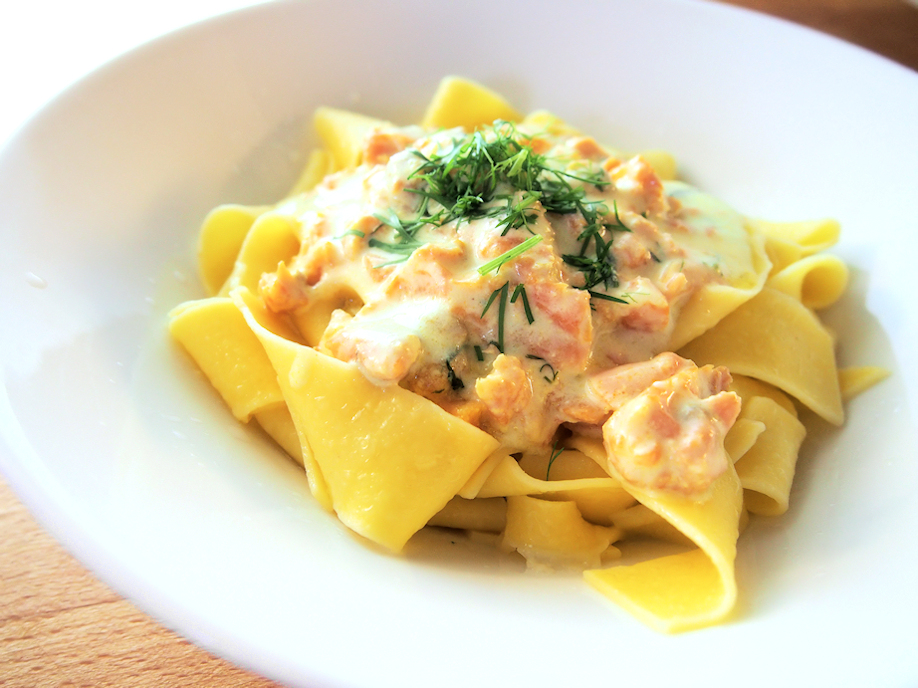 Raikas kirjolohipasta