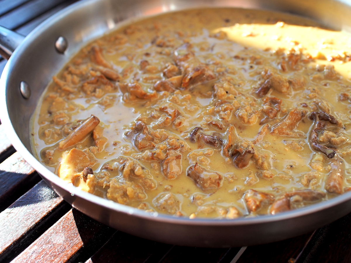 Jauheliha-kantarellikastike