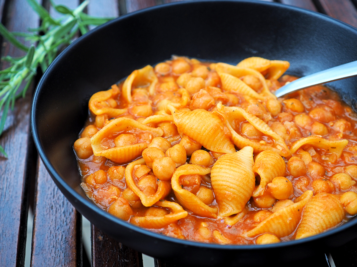 Pastaa ja kikherneitä