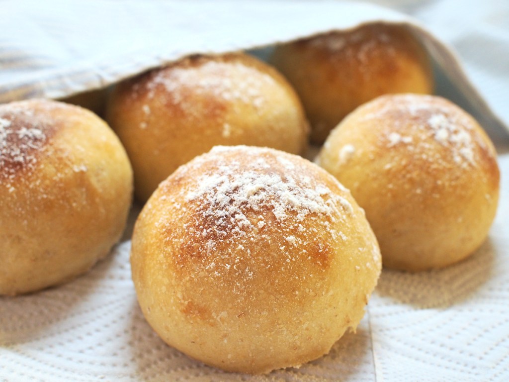 Yön yli kohotetut vehnä-kaura sämpylät