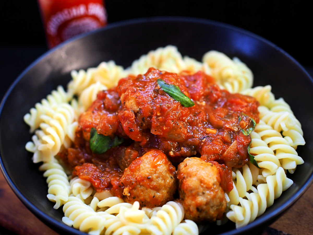 Sriracha lihapullat tomaattikastikkeessa