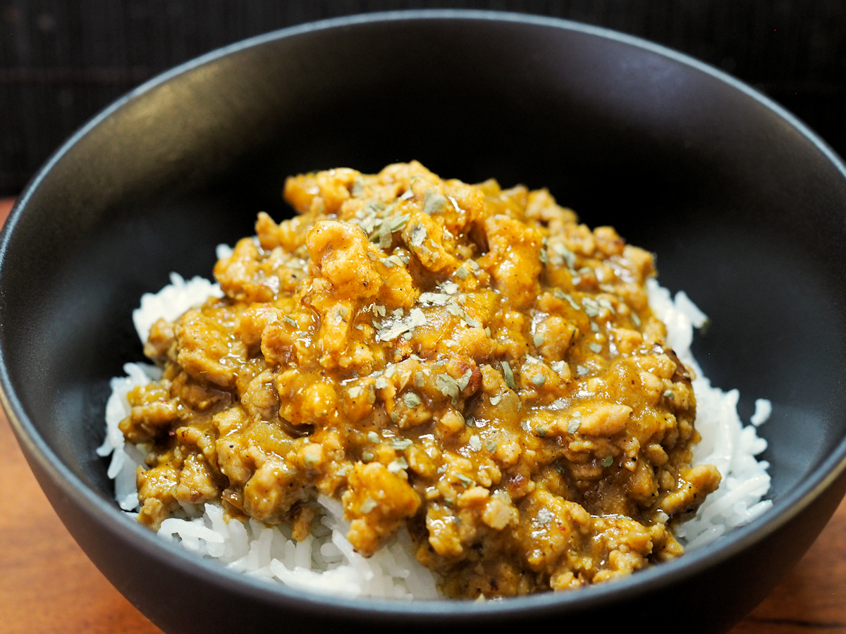 Curry-kanakastike jauhelihasta